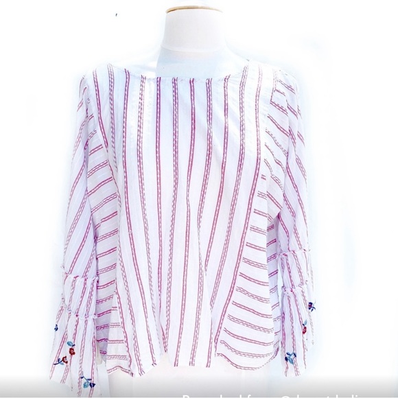 🎉HP🎉 Vince Camuto Embroidered Floral Top with embellished Sleeves - Picture 3 of 10